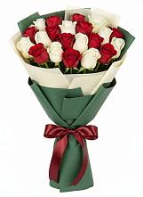 Букет Микс из красных и белых роз в Качалинской