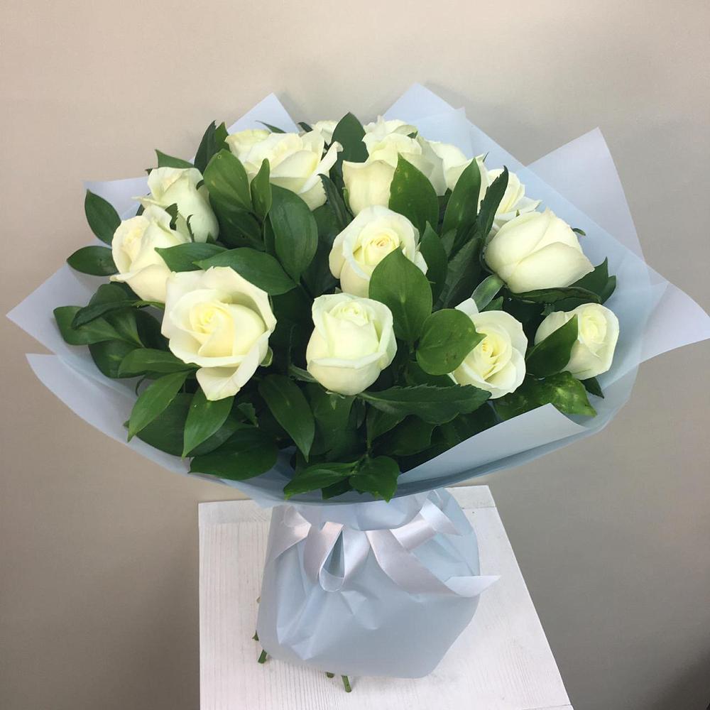 Букет 15 Белых роз Проуд в Качалинской
