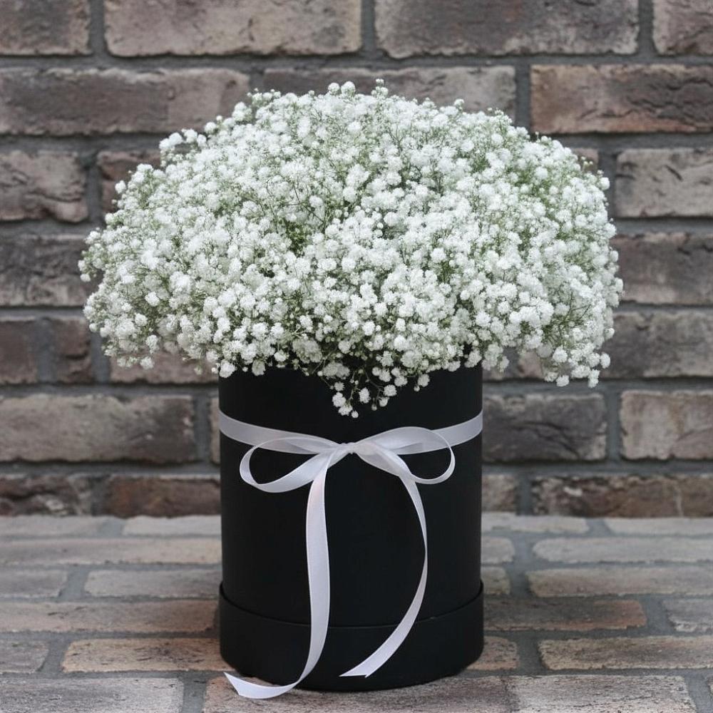 Цветочная композиция из Гипсофила в шляпной коробке в Качалинской