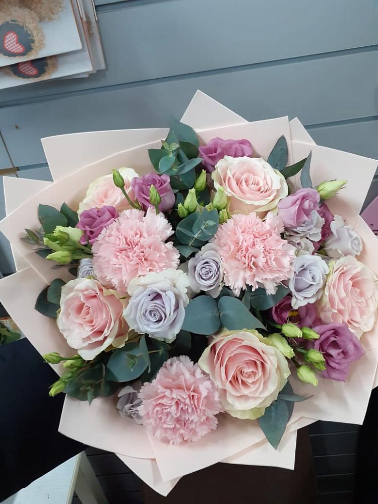 Букет цветов из: Розы, Гвоздики и Лизиантусы в Качалинской