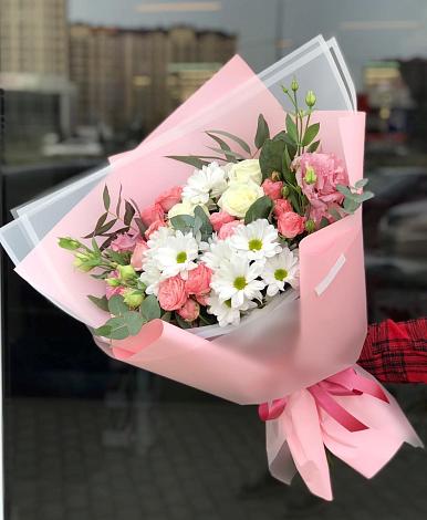 Букет цветов из: Розы, Лизиантусы и Хризантемы в Качалинской